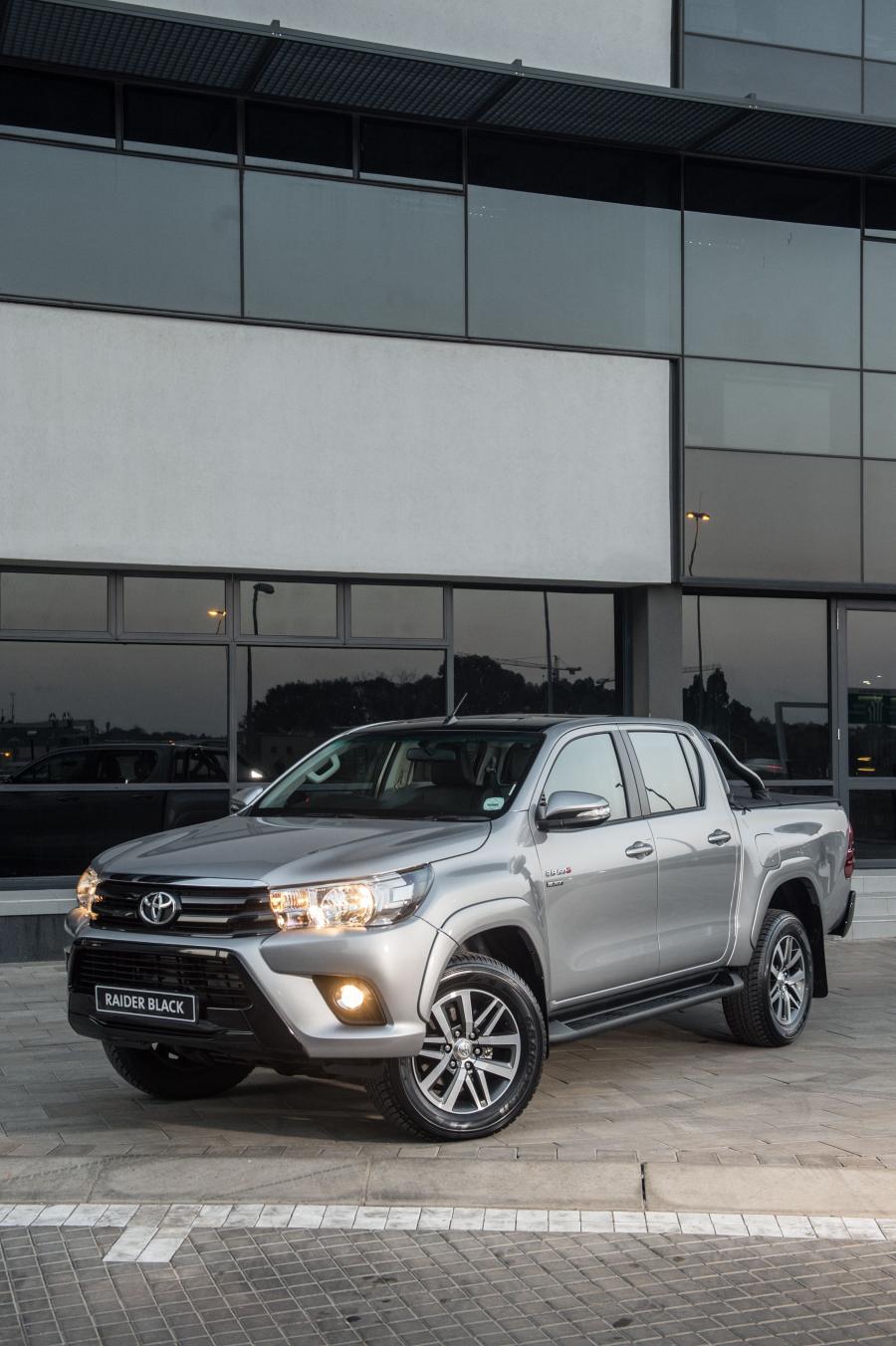  Toyota Hilux 4x4 Raider Double Cab Black 2017 года  (ZA) (фото 12 из 17)